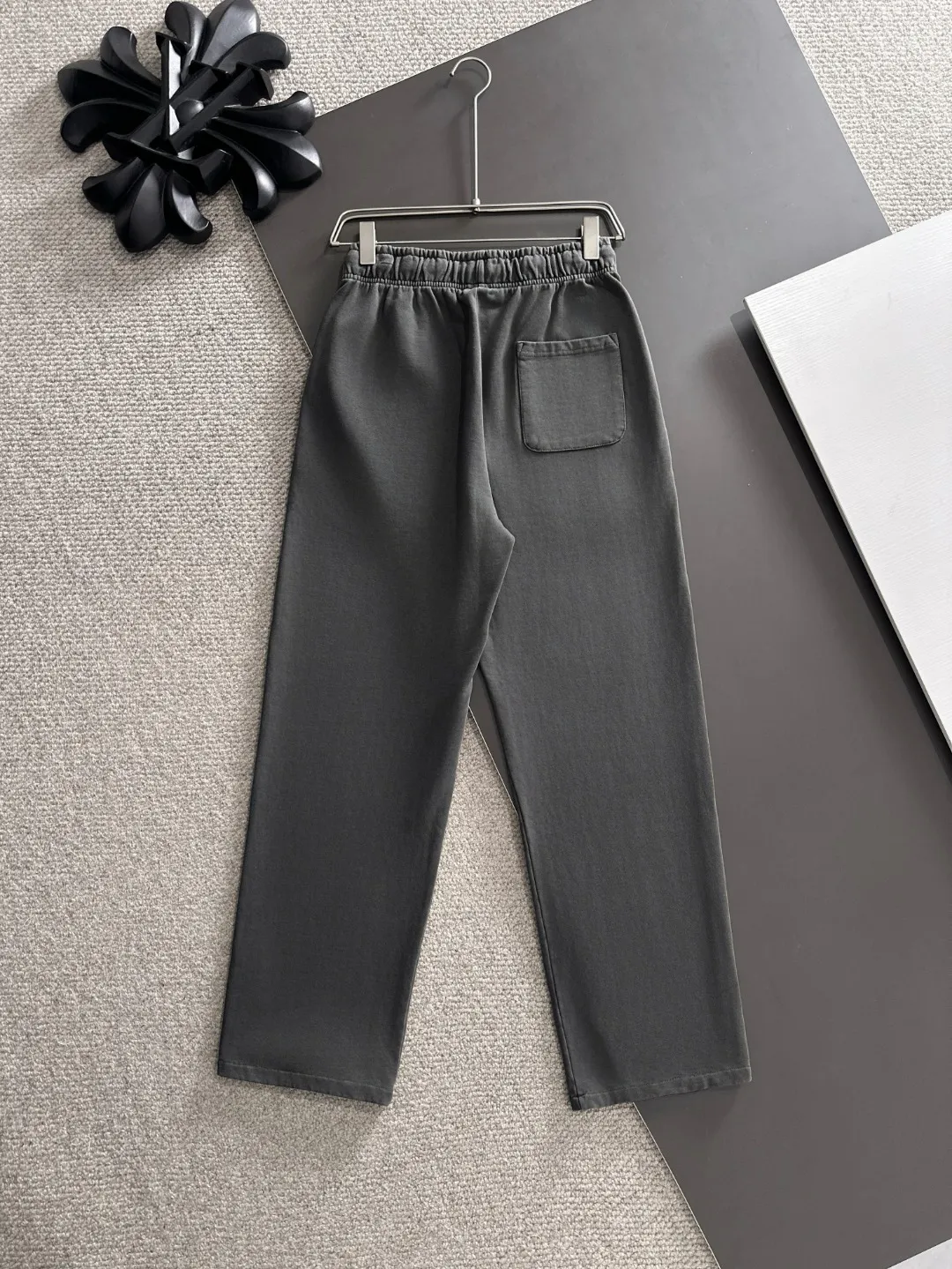 Next day shipment P360 Stone lsland/Stone Island Exclusively launches 25ss autumn and winter new high-quality trousers. Compare real-life details at will. Craftsmanship that ordinary small workshops cannot copy. Top-level ZP development. Unique imported fabric feel. Purely imported German machine production. Precision operation. Ten thousand needle density. A pair of trousers with rich details. You can see the development strength. A full set of new accessories are customized simultaneously. Simple yet elegant. Soft, delicate and comfortable. The upper body is versatile and fashionable. A perfect choice for autumn and winter. A must-have item. Loose fit. Please refer to the size chart when placing an order: S to XXL (or state your height and weight when placing an order)